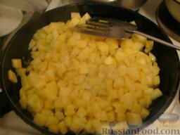 Жареный картофель с печенью: Картофель нарезать кубиком и обжарить на растительном масле до готовности. Добавить соль и перец по вкусу.