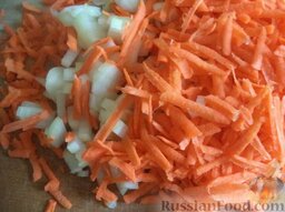 Рисовая каша с овощами (в мультиварке): Очистить, вымыть лук и морковь. Лук мелко нарезать, морковь натереть на крупной терке.