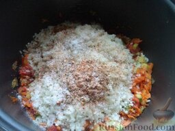 Рисовая каша с овощами (в мультиварке): В чашу добавить рис. Посолить, поперчить, добавить любимые специи.