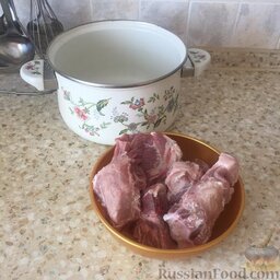 Борщ со свининой на косточке: Мясо промыть и поставить вариться. Когда вода закипит, снять пену, добавить лавровый лист, перец горошком и соль. Варить мясо 1 час.