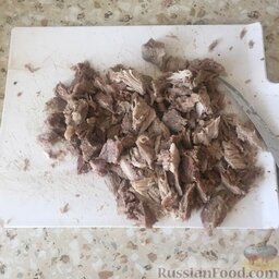 Борщ со свининой на косточке: Мясо отделяем от кости и нарезаем. Затем обратно помещаем в кастрюлю. Варим до готовности картофеля.