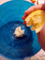 Куриные голени, маринованные в кефире: Выжимаем сок из лимона.