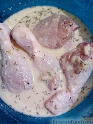 Куриные голени, маринованные в кефире: Голени кладем в маринад, убираем в холодильник на час.