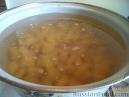 Постный суп-гуляш: Вскипятить 2,5 л воды. В кипяток опустить картофель. Довести до кипения. Варить на небольшом огне под крышкой 15-20 минут.