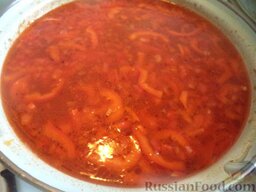 Постный суп-гуляш: Зажарку выложить в кастрюлю. Посолить по вкусу, добавить специи. Варить 5 минут.