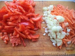 Постный суп-гуляш: Перец сладкий вымыть, очистить, нарезать соломкой или кубиками. Лук и морковь очистить, вымыть, нарезать соломкой.