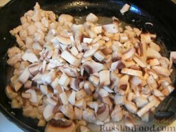Подлива из грибов и мяса (к любому гарниру): Нарезать мелко шампиньоны и отправить к мясу. Посолить и поперчить.