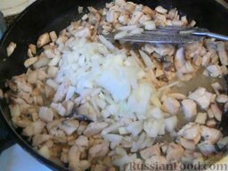 Подлива из грибов и мяса (к любому гарниру): Добавить мелко нарезанный лук и чеснок.