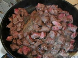 Говядина с черносливом: Отдельно обжарить говядину на среднем огне, до слегка румяного цвета.