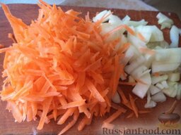 Кабачки закусочные: Морковь очистить, вымыть, натереть на крупной терке. Лук очистить, вымыть, нарезать мелко.