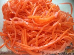 Огурцы по-корейски на зиму: Морковь очистить, вымыть, натереть на терке для корейской моркови.