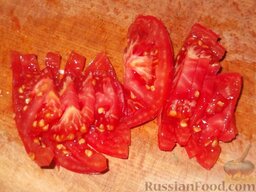 Сайра, запеченная с помидорами: Помидоры нарезать полукруглыми ломтиками.
