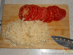 Ленивые перчики: Нарезать помидоры кружками, а сыр натереть на крупной тёрке.