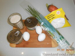 Салат "Солнечный тунец": Вымыть овощи. Рис, яйца и морковь отварить.