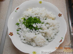 Салат "Солнечный тунец": Соединить тунца, яйца, отваренный рис и зеленый лук.