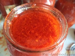 Перец по-одесски: Разложить перец по стерилизованным банкам, залить томатным соком.