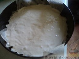 Быстрый бисквитный торт "Мгновение": Форму застелить бумагой для выпечки. Смазать ее маслом. В форму вылить тесто.