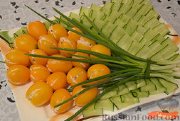 Салат "Желтые тюльпаны": Выложить на блюдо огурцы, пучок зеленого лука и помидоры. Приятного аппетита!