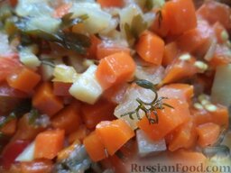 Квашеные баклажаны с морковью и сельдереем: В миске соединить подготовленные морковь, сельдерей (корень и зелень), лук, чеснок, острый перец. Посолить по вкусу. Хорошо перемешать.