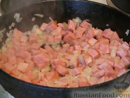 Картофельный гуляш: Как приготовить картофельный гуляш:    Мелко нарезать лук и отправить обжариваться на масле. Нарезать кубиком ветчину и отправить к луку обжариваться.