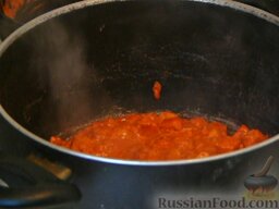 Картофельный гуляш: После того, как ветчина с луком хорошо обжарятся, выдавливаем чеснок. Добавить томатную пасту, сметану и перец. Хорошо перемешать и оставить на медленном огне на 2-3 минуты.