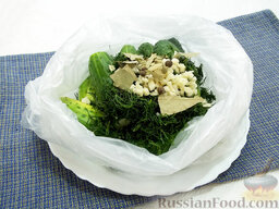 Малосольные огурцы в пакете: Туда же отправьте тархун, лавровый лист и перец горошком.