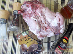 Запеченная свинина в соево-медовом маринаде: Необходимые ингредиенты: свиной ошеек, соевый соус, мускатный орех, мед, соль, смесь свежемолотых перцев.