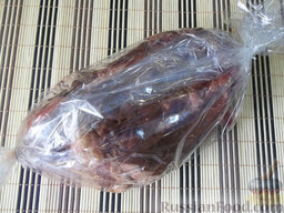 Запеченная свинина в соево-медовом маринаде: Спустя это время вложите свинину в рукав для запекания рукавом или оберните фольгой.