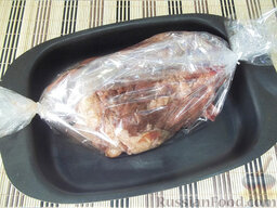 Запеченная свинина в соево-медовом маринаде: Уложите мясо на противень и отправьте запекаться в хорошо нагретый до 200 градусов духовой шкаф на 1,5-2 часа.