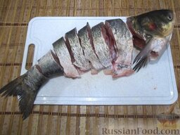 Жареная рыба: Затем острым ножом разрежьте рыбу на стейки, размером около 2 см.