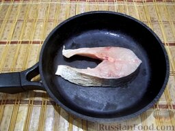 Жареная рыба: На сковороду налейте растительное масло и хорошо его нагрейте. Затем отправьте в нее рыбу и сделайте средний огонь.