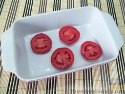 Фаршированные баклажаны: В жароупорную форму положите колечки помидоров.