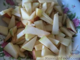 Яблочный бисквитный пирог: Как приготовить бисквитный яблочный пирог:    Включить духовку.  Яблоки вымыть, разрезать на четыре части, удалить сердцевину, нарезать дольками.