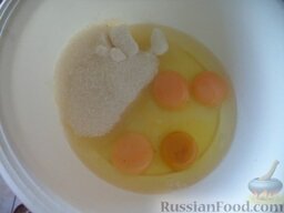 Яблочный бисквитный пирог: В миску вбить яйца, добавить сахар. Посолить.