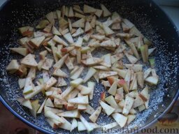 Яблочный бисквитный пирог: Выложить в форму яблоки, посыпать корицей.