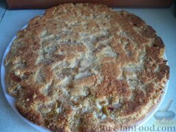 Яблочный бисквитный пирог: Пирог 15 минут остудить в форме, а затем перевернуть на блюдо. По желанию посыпать бисквитный яблочный пирог  сахарной пудрой.