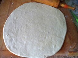 Пицца на тонком дрожжевом тесте: Подсыпая муку, раскатать тесто, толщиной около 0,5 см.