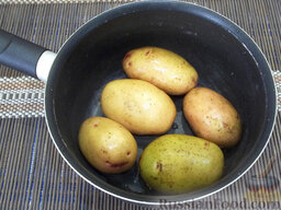 Холодный свекольник на кефире: Картофель помойте и отварите в мундире.