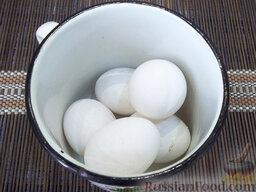 Холодный свекольник на кефире: Яйца отварите вкрутую.