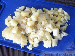 Холодный свекольник на кефире: Картофель очистите от кожуры и также нарежьте.