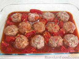 Тефтели в духовке: Приготовленную томатную заправку налейте к тефтелям.