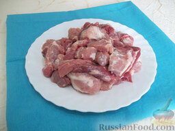 Блинчики с жареным мясом: Мясо помойте и порежьте кубиками.