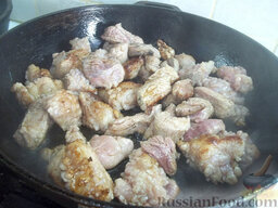 Блинчики с жареным мясом: Сковороду с растительным маслом нагрейте, установите большой огонь и отправьте жариться мясо.