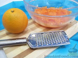 Запеканка из тыквы: Переложите тыквенное пюре в емкость для замешивания теста. Помойте и высушите апельсин. Подготовьте мелкую терку.