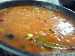 Фрикадельки в томатном соусе: Затем залейте фрикадельки томатным соусом, закройте сковороду крышкой, сделайте медленный огонь и тушите фрикадельки в томатном соусе, около 20 минут.