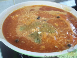 Фрикадельки в томатном соусе: Поставьте сковороду на плиту и прокипятите соус около 10 минут.