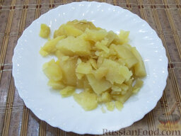 Винегрет с маринованным луком: Картофель также очистите и нарежьте кусочками соответствующего размера (как свеклу).