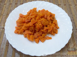 Винегрет с маринованным луком: С морковью поступите также – очистите и порежьте, соблюдая пропорции предыдущих овощей.