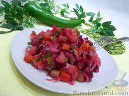 Винегрет с маринованным луком: Заправьте салат растительным маслом, хорошо вымешайте и можете подавать его к столу.