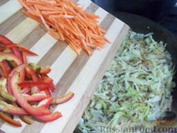 Тушеная капуста с копченостями: А тем временем морковь очистите от кожуры и порежьте тонкой соломкой, или натрите на терке. Но лучше ее нарезать, тогда она будет целостной и ее вкус не потеряется в блюде. Красный болгарский перец помойте, отрежьте хвостик, удалите семена, а мякоть порежьте соломкой. Отправьте в сковороду к капусте жариться морковь и перец.
